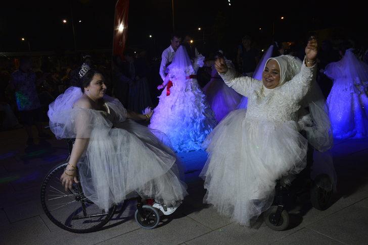 Bursa'da engelli kadınların "beyaz gelinlik" hayalleri gerçeğe dönüştü G2