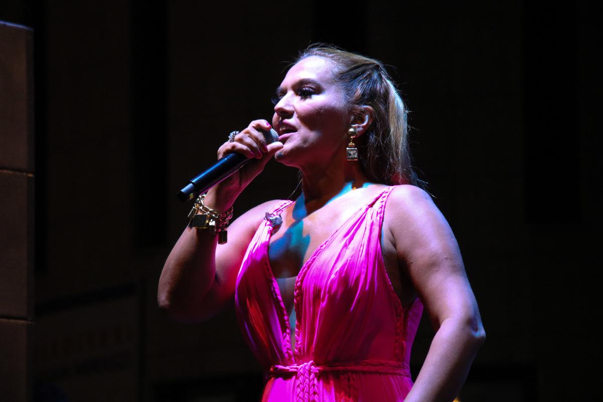 Uşak'ın kurtuluşunun 100. yılı etkinliklerinde şarkıcı Demet Akalın konser verdi