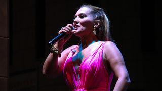 Uşak'ın kurtuluşunun 100. yılı etkinliklerinde şarkıcı Demet Akalın konser verdi