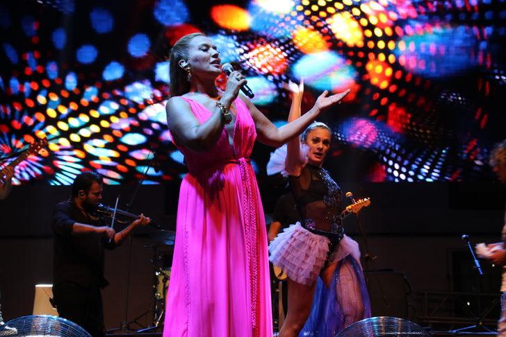 Uşak'ın kurtuluşunun 100. yılı etkinliklerinde şarkıcı Demet Akalın konser verdi G2