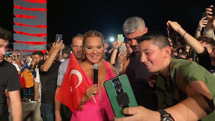 Uşak'ın kurtuluşunun 100. yılı etkinliklerinde şarkıcı Demet Akalın konser verdi G4