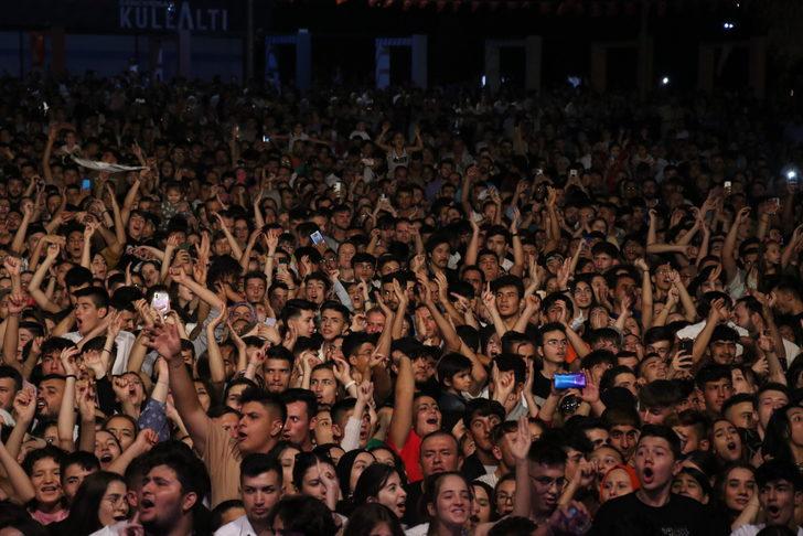 Uşak'ın kurtuluşunun 100. yılı etkinliklerinde şarkıcı Demet Akalın konser verdi G5