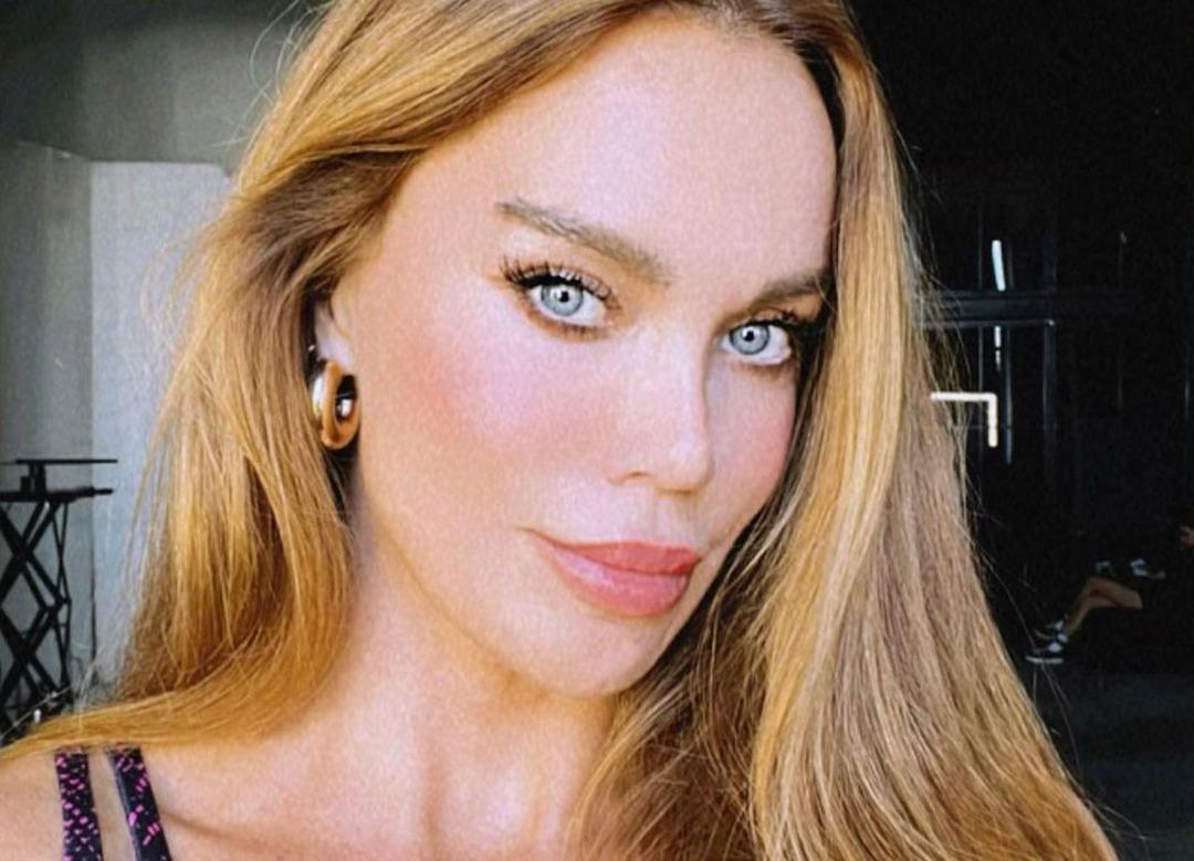 Ebru Şallı'nın 18 yaşındaki oğlu Beren Tan kaslı v&uuml;cuduyla hayran bıraktı 