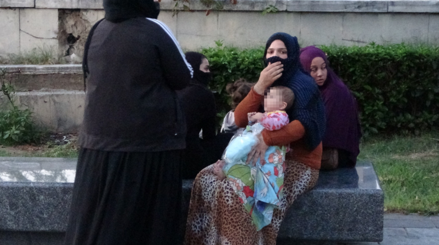 Çocukları da alet ettiler! Dilenciden gazeteciye: Sizi Allah'a havale ediyorum