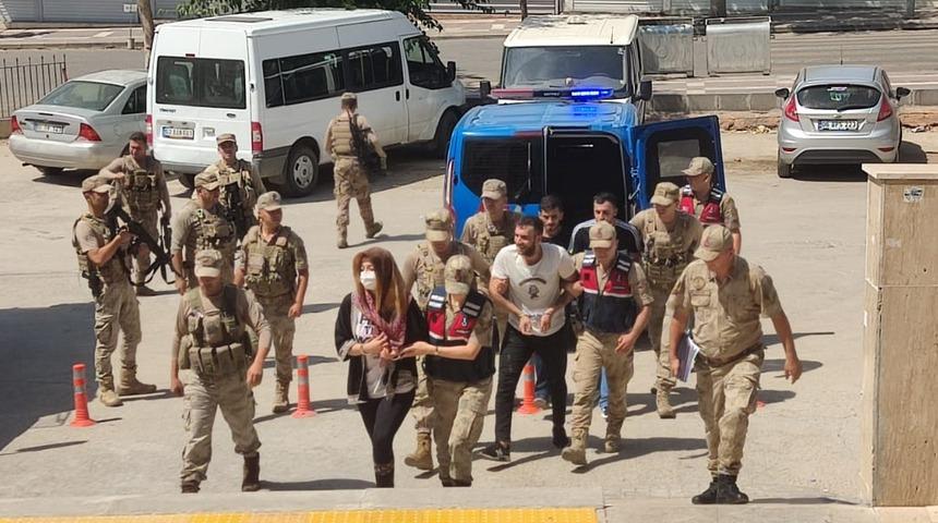 Şanlıurfa'da otomobilden hırsızlık yaptıkları iddiasıyla 3 şüpheli tutuklandı