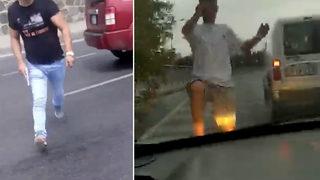 Trafik magandası dehşeti kamerada! Biri silah çekti, diğeri tekmeledi