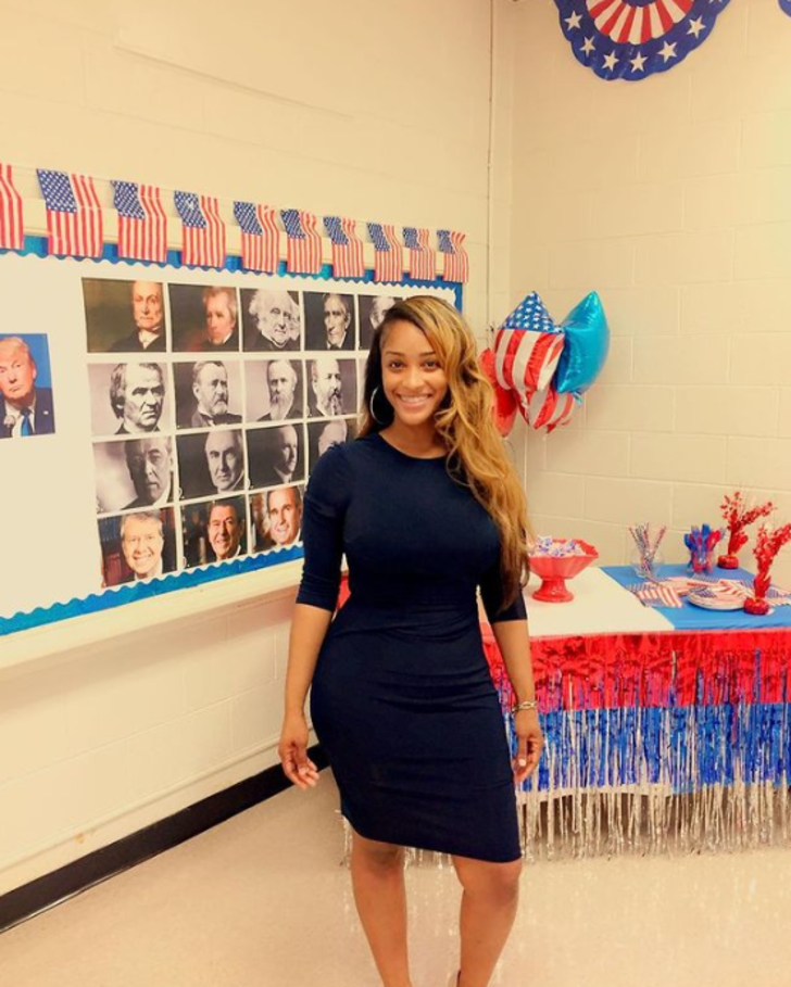 Sınıf içinde uygunsuz giyindiği iddia edilen öğretmen görevinden kovuldu! “Seksi olmam çocukların umrunda değil” G3