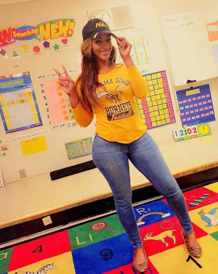 Sınıf içinde uygunsuz giyindiği iddia edilen öğretmen görevinden kovuldu! “Seksi olmam çocukların umrunda değil” G4