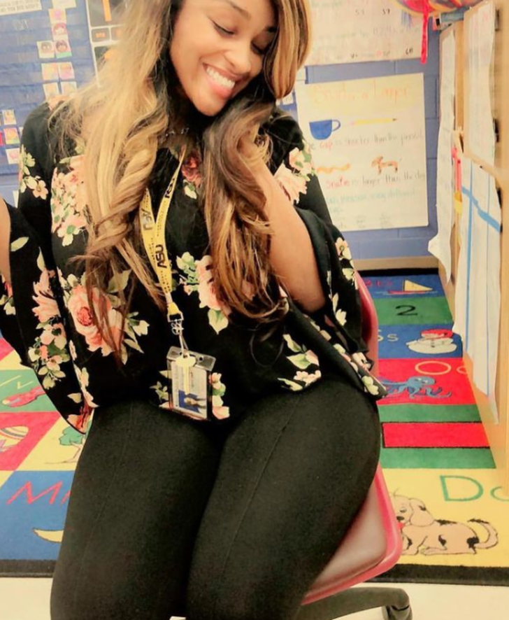 Sınıf içinde uygunsuz giyindiği iddia edilen öğretmen görevinden kovuldu! “Seksi olmam çocukların umrunda değil” G5