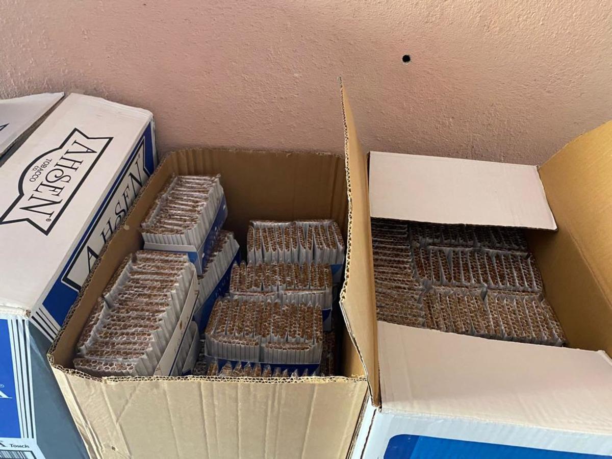 Adana'da ka&ccedil;ak 12 bin 310 paket sigara ve 210 şişe i&ccedil;ki ele ge&ccedil;irildi
