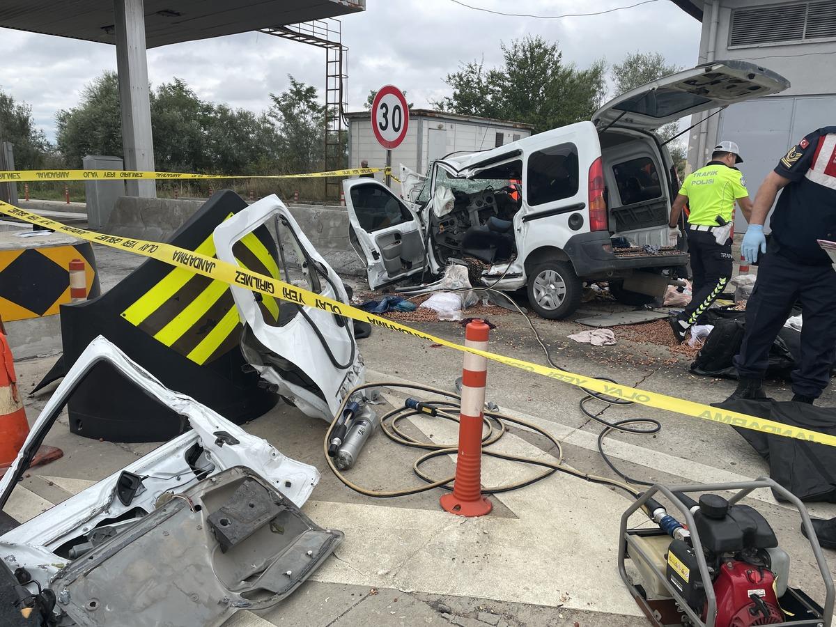 G&Uuml;NCELLEME 2 - Bolu'da gişelere &ccedil;arpan hafif ticari ara&ccedil;taki 4 kişi &ouml;ld&uuml;