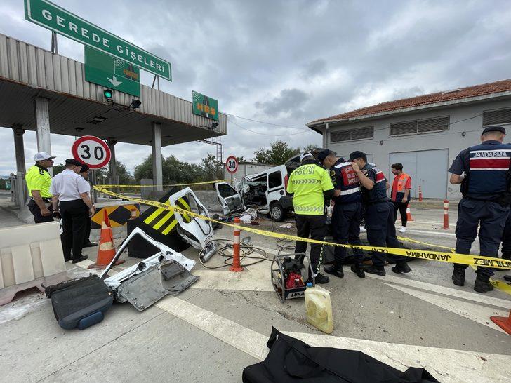 Bolu'da gişelere çarpan hafif ticari araçtaki 3 kişi öldü, 1 kişi yaralandı G2