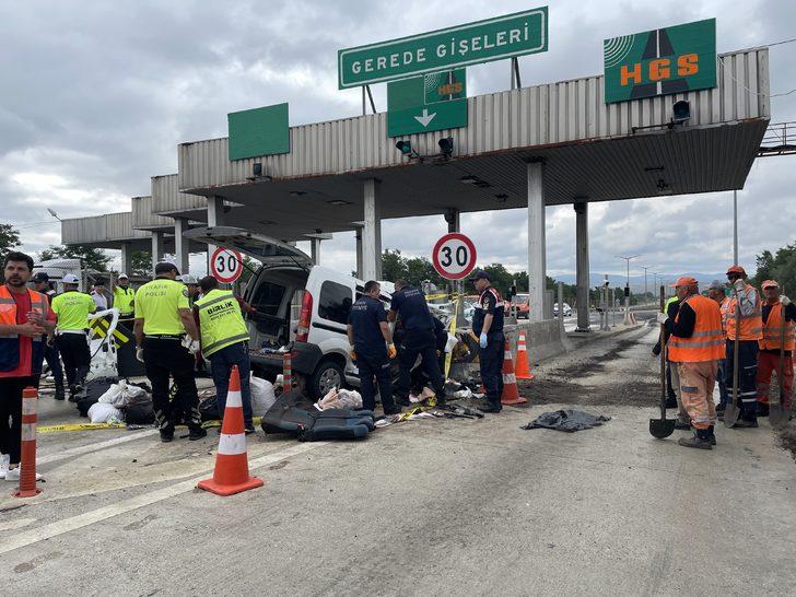 Bolu'da gişelere çarpan hafif ticari araçtaki 3 kişi öldü, 1 kişi yaralandı G4