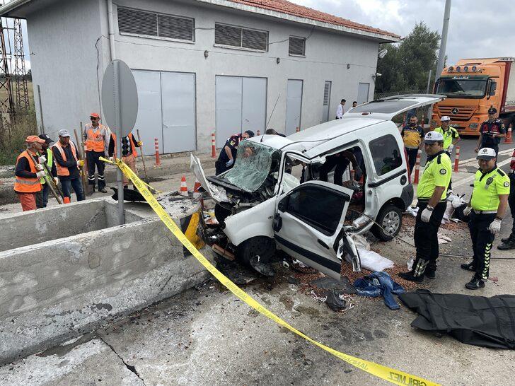 Bolu'da gişelere çarpan hafif ticari araçtaki 3 kişi öldü, 1 kişi yaralandı G5