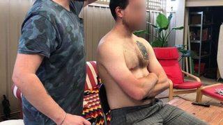 Bu berber çok farklı! Erkeklerin özel bölgelerindeki kılları şekillendiriyor