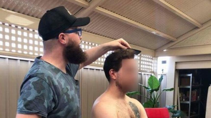 Bu berber çok farklı! Erkeklerin özel bölgelerindeki kılları şekillendiriyor