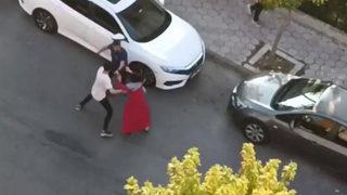 Sokak ortasında kadına şiddet kamerada! Vatandaşlar güçlükle durdurdu