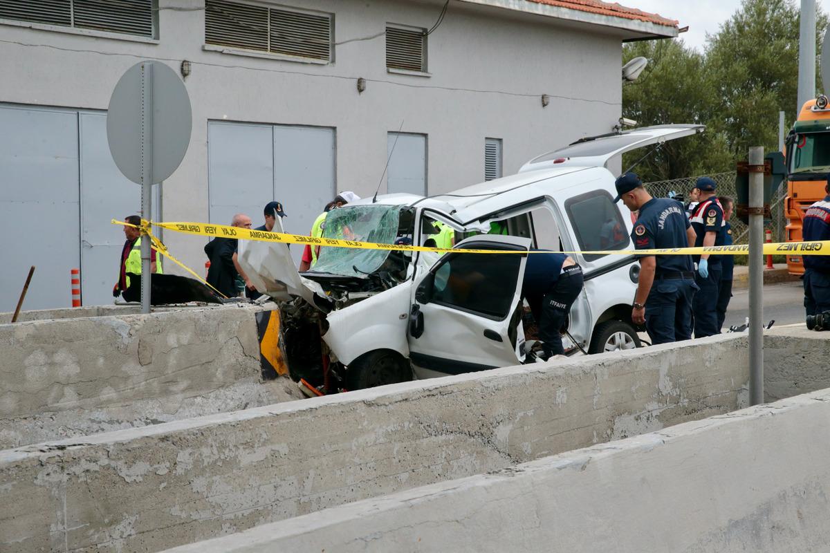 G&Uuml;NCELLEME - Bolu'da gişelere &ccedil;arpan hafif ticari ara&ccedil;taki 3 kişi &ouml;ld&uuml;, 1 kişi yaralandı