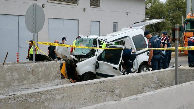 GÜNCELLEME - Bolu'da gişelere çarpan hafif ticari araçtaki 3 kişi öldü, 1 kişi yaralandı