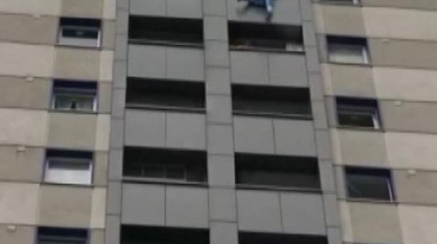 'İmdat' sesini duyan yukarıya koştu! 12. katta can pazarı: İçeride çocuklar da varmış