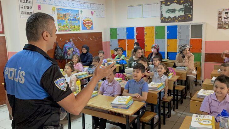 İstanbul'da eğitimin ilk gününde polisler miniklerin yanında yer aldı G1