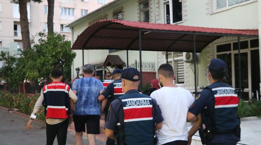 İzmir'de yurt dışına kaçma hazırlığı yapan 3 FETÖ şüphelisi yakalandı