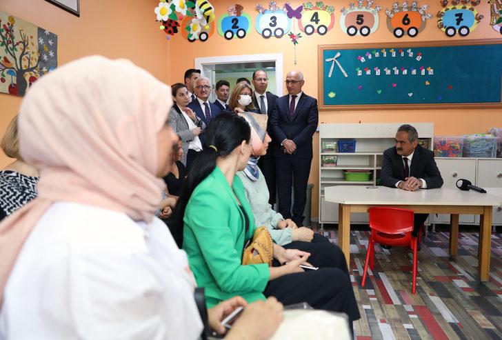 Bakan Özer, uyum eğitiminin ilk gününde veliler ve öğretmenlerle bir araya geldi: G2