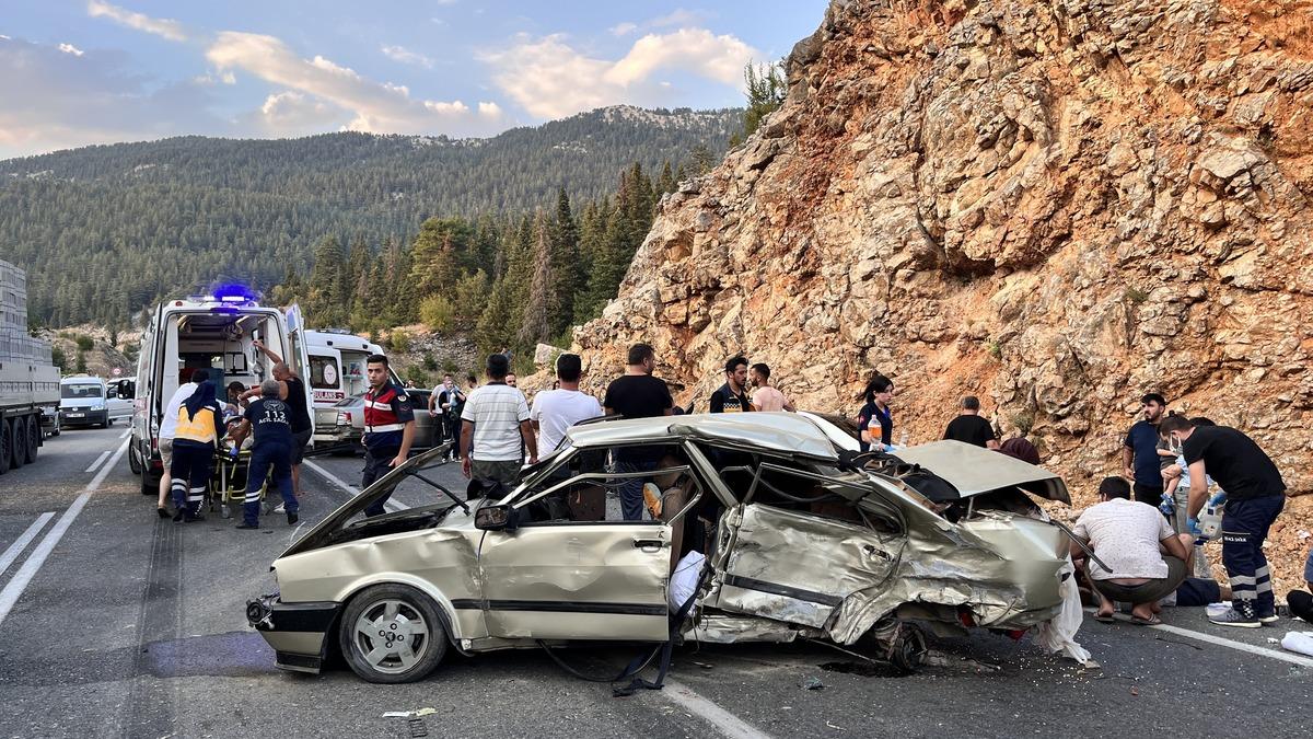 Antalya'da &uuml;&ccedil; otomobilin karıştığı kazada 4 kişi yaralandı