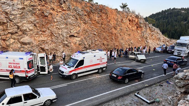 Antalya'da üç otomobilin karıştığı kazada 4 kişi yaralandı G2