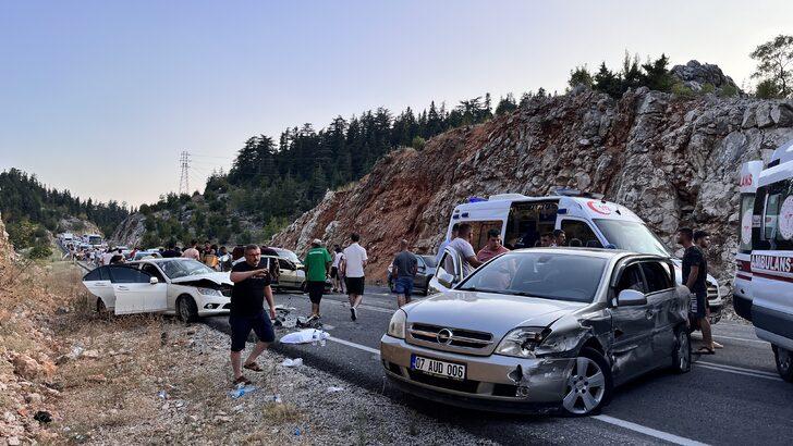 Antalya'da üç otomobilin karıştığı kazada 4 kişi yaralandı G3