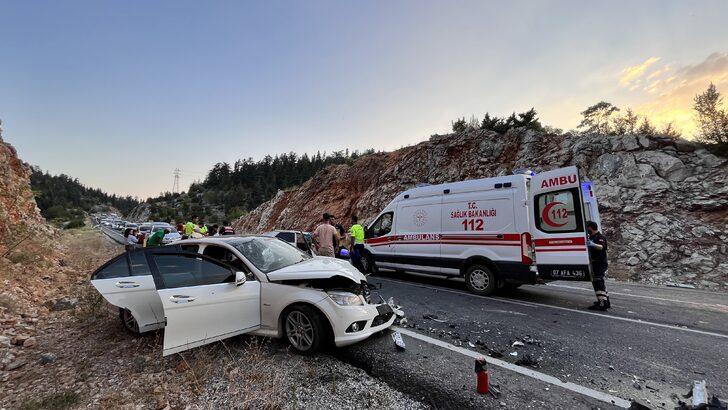 Antalya'da üç otomobilin karıştığı kazada 4 kişi yaralandı G5