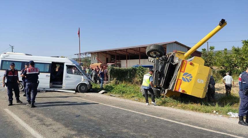 Denizli'de biçerdöver ile işçi minibüsünün çarpıştığı kazada 12 kişi yaralandı