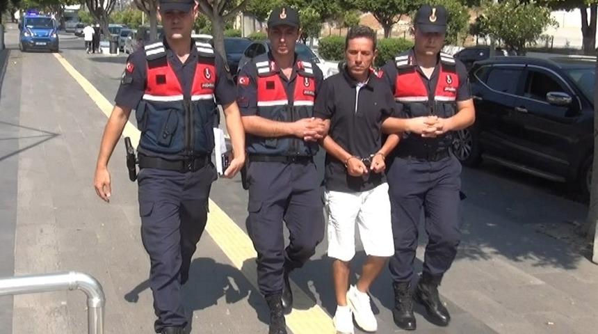 Antalya'da tartıştığı komşu esnafı vurarak öldüren zanlı polise teslim oldu