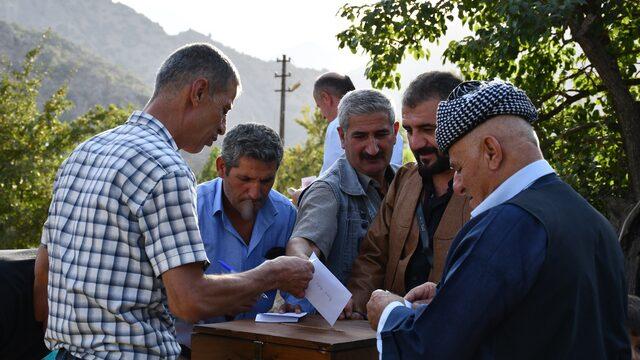 Şırnak'ta dikkat çeken düğün geleneği! Oy kullanır gibi sandık kuruldu, zarflar atıldı