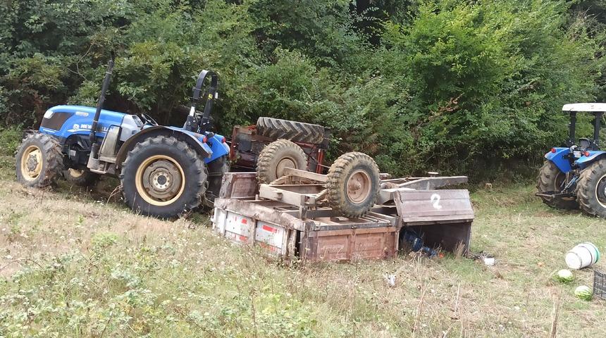 Kocaeli'de devrilen traktör römorkunun altında kalan 3 kişiden biri öldü