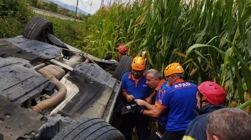 Tokat'ta devrilen otomobilde sıkışan s&uuml;r&uuml;c&uuml; yaralandı