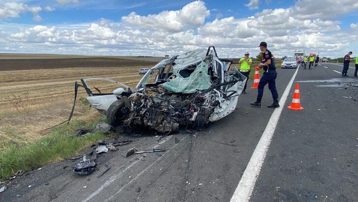 Tekirdağ'da tırla otomobil çarpıştı, bir kişi öldü, bir kişi yaralandı G3