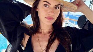 Fahriye Evcen tatil pozlarına yenilerini ekleyerek takipçilerini büyüledi!