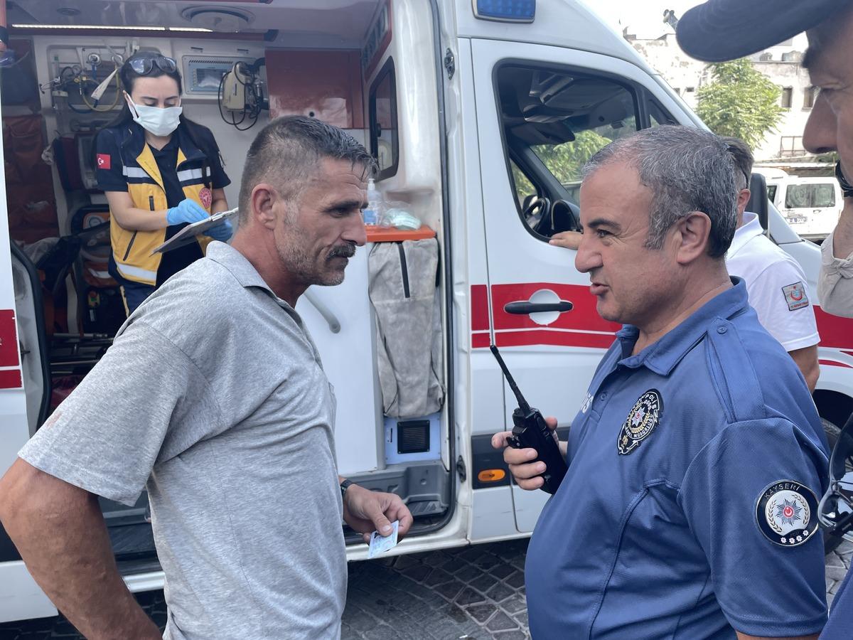 Kayseri'de kız arkadaşını darbeden gence engel olmak isteyen kişi bı&ccedil;akla yaralandı