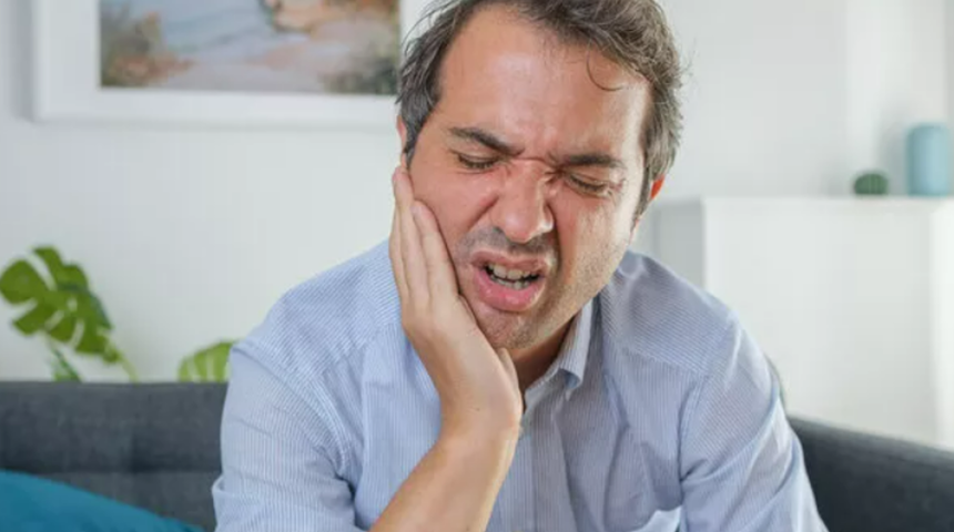 Tüm gününüzü mahvediyor, baş ağrılarına neden oluyor! Diş sıkma alışkanlığından kurtulmak için