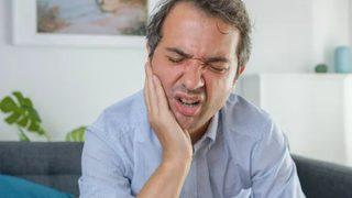 Tüm gününüzü mahvediyor, baş ağrılarına neden oluyor! Diş sıkma alışkanlığından kurtulmak için