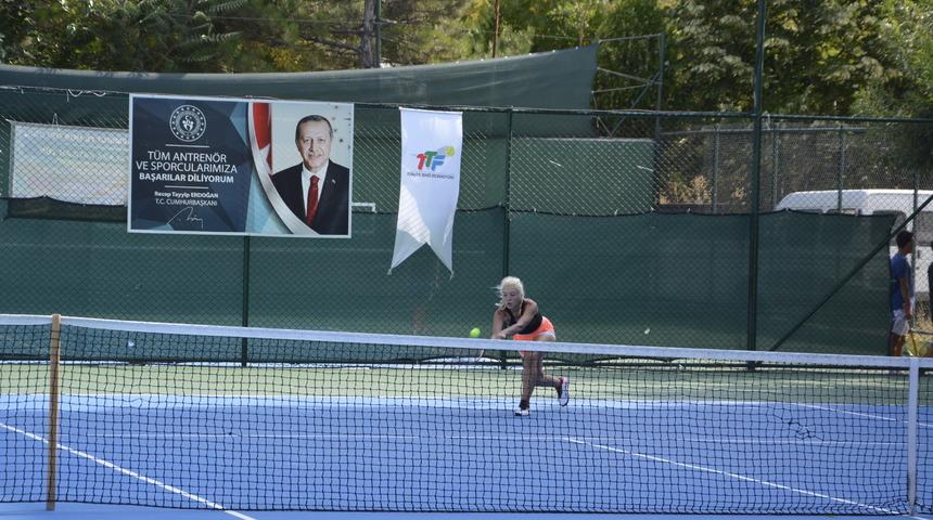 Tenis Büyükler Sonbahar Kupası Türkiye Serisi Manisa'da başladı