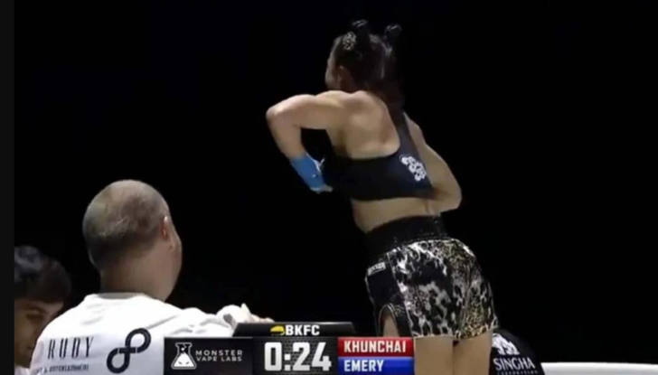 Böyle sevinç görülmedi! Rakibini yenince bluzunu kaldırdı, göğüslerini seyirciye gösterdi G3