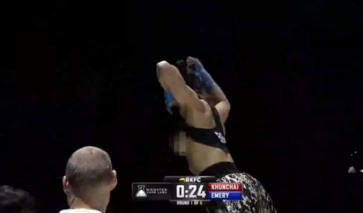 Böyle sevinç görülmedi! Rakibini yenince bluzunu kaldırdı, göğüslerini seyirciye gösterdi G4