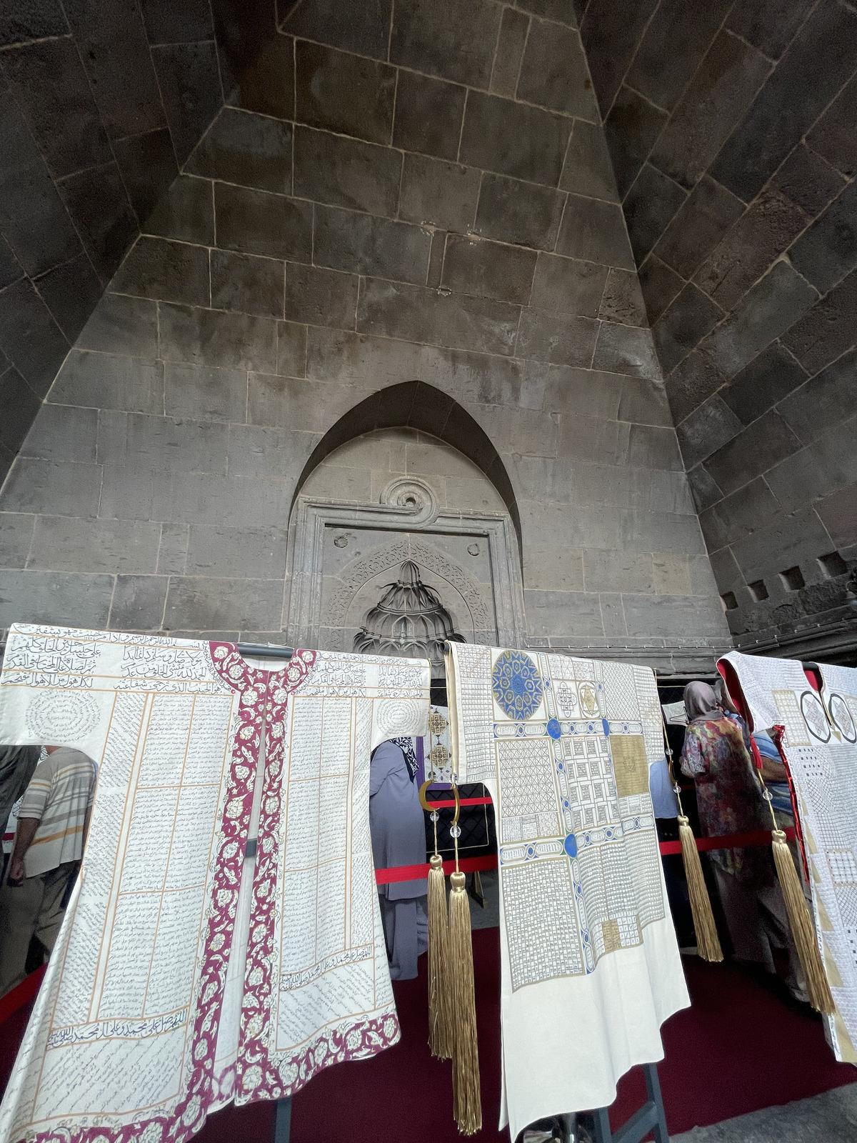 Kayseri'de "Kuvve-i İhlas Dualı G&ouml;mlekler" sergisi a&ccedil;ıldı