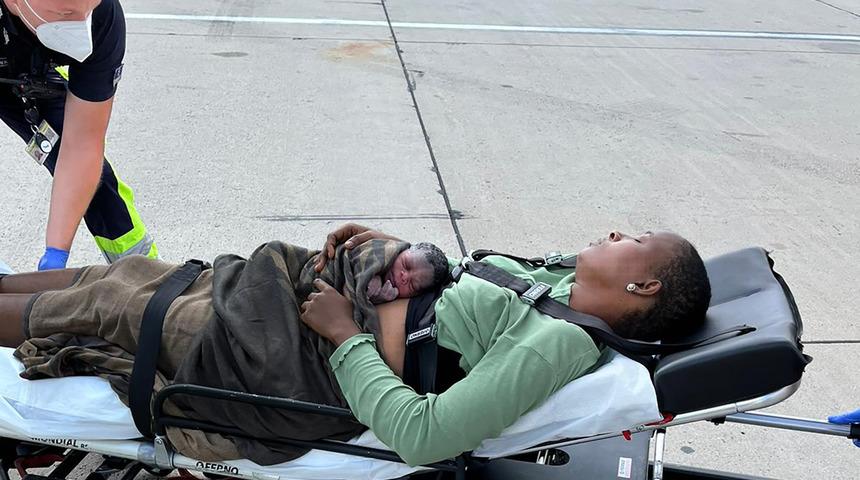 THY'nin İstanbul-Manchester seferinde kız bebek dünyaya geldi