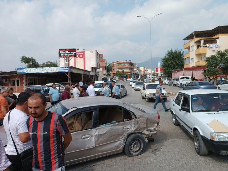 Osmaniye'de ters yöne giren otomobilin iki araca çarptığı kazada bir kişi yaralandı G3