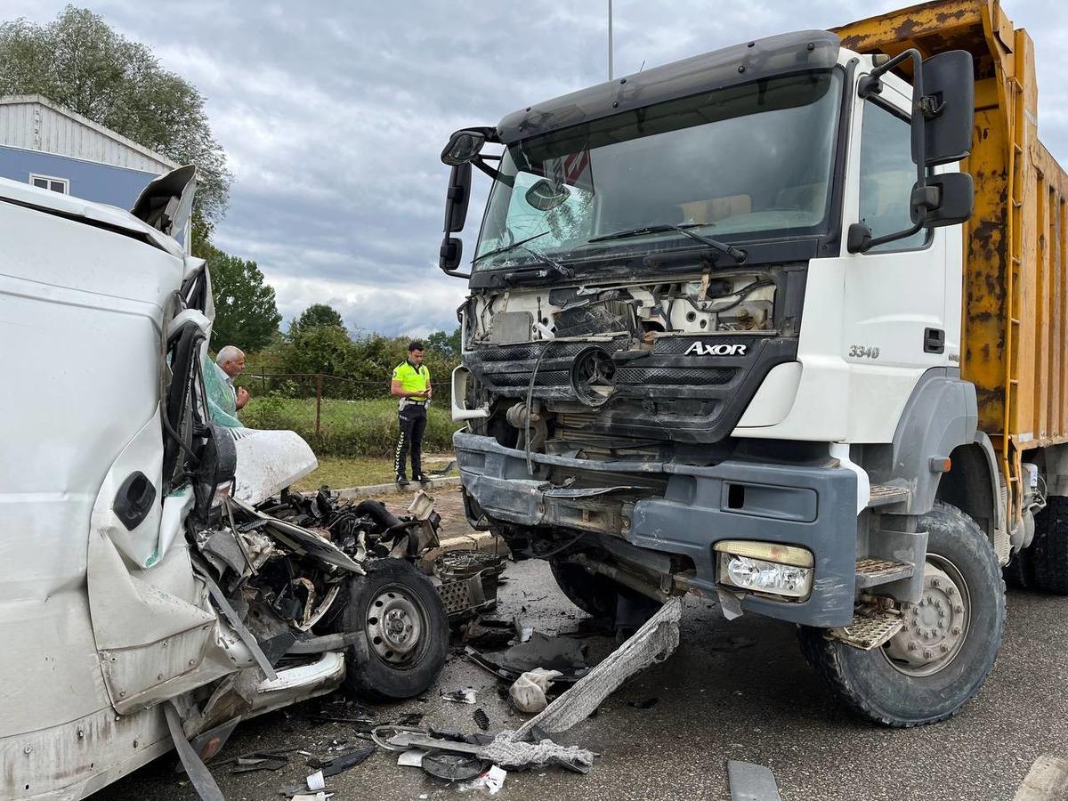 Sakarya'da karşı şeride ge&ccedil;erek kamyona &ccedil;arpan panelvanın s&uuml;r&uuml;c&uuml;s&uuml; yaralandı