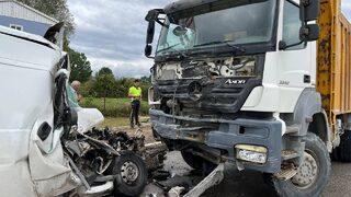 Sakarya'da karşı şeride geçerek kamyona çarpan panelvanın sürücüsü yaralandı
