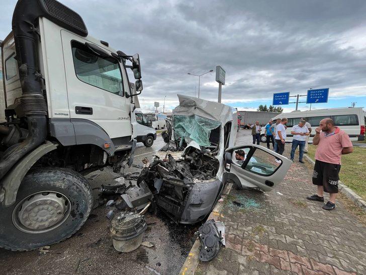 Sakarya'da karşı şeride geçerek kamyona çarpan panelvanın sürücüsü yaralandı G2